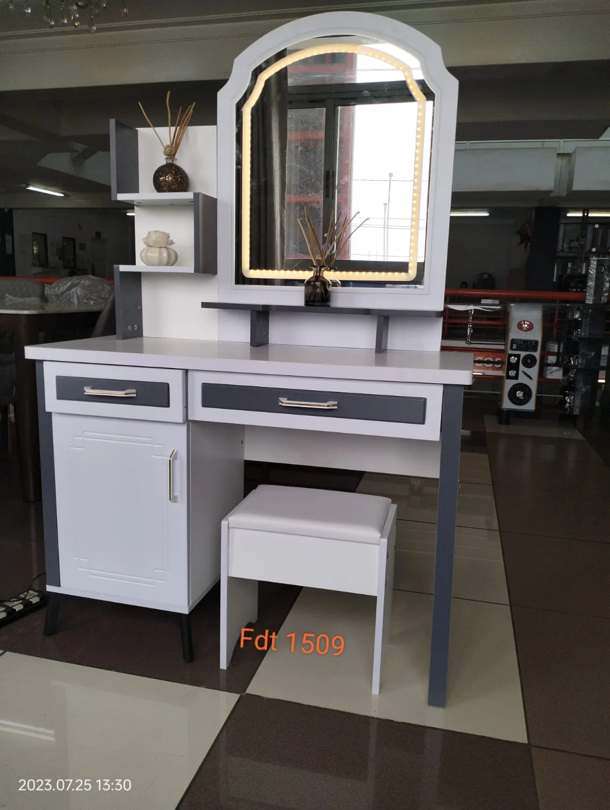 Main image of Executive  Big dressing table with sliding mirror